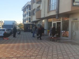 Dükkanı Yanan İş Yeri Sahibine Tekme Atmaya Kalktı, Çevredekiler Araya Girdi