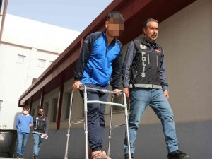 Sokakta Uyuşturucu Satan İki Zanlı Tutuklandı
