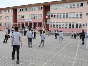 Vali Atay Öğrencilerle Top Oynadı