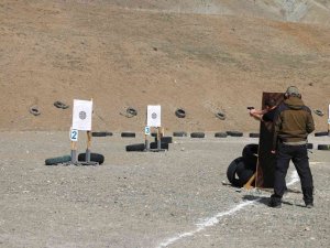 Erzincan Polisi Poligonda Hedefe Nişan Aldı