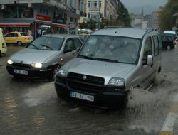 Rize'de şiddetli sağanak yağış etkili oldu