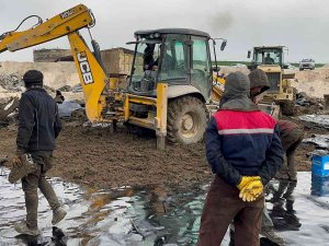 Asfalt Şantiyesinden Yayılan Zifti Temizleme Çalışmaları Sürüyor