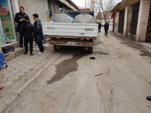 Geri Manevra Yapan Aracın Altında Kalan Yaşlı Adam Öldü