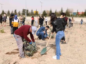 Üniversitede 500 Fidan Toprakla Buluştu