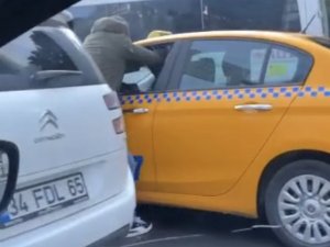 Levent’te Trafikte Yol Verme Kavgasında İlginç Anlar: “Sen Askersen Ben De Vatandaşım”