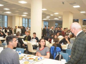 Rektör Savaş İftarda Öğrencilerle Buluştu