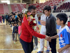 Avrupa’dan Madalya İle Dönen Muhammet Akdeniz Spora Başladığı Salonda Gururla Karşılandı