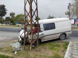 Minibüs Elektrik Direğine Çarptı: 4 Yaralı