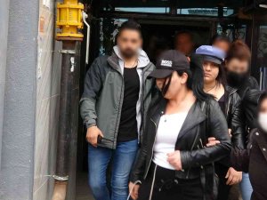 Annelerin Eylemi Sırasında Pkk Paçavrasını Açan Kadınlar Gözaltına Alındı