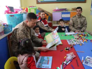 Jandarma Komutanı Altın Öğrencilere Masal Okudu