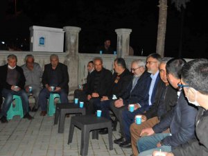 Akşehir Belediyesinin Teravih Sonrası Közde Çay İkramı Devam Ediyor
