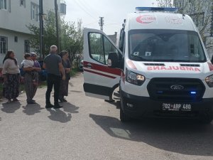 Sokakta Oynayan Çocuğa Otomobil Çarptı