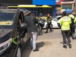 Tur Minibüsüyle Motosikletli Trafik Polisleri Çarpıştı, 2 Polis Yaralandı