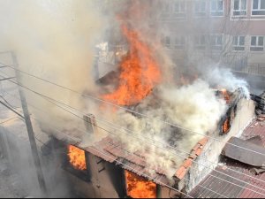 Yıkım Kararı Verilen Metruk Ev Alev Topuna Döndü