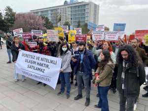 Üniversite Öğrencileri, İ̇bb Önünde Ulaşım Zammını Protesto Etti