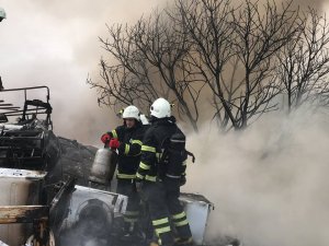 Hurdalık Alandaki Yangın Rüzgârın Etkisiyle Etrafa Yayıldı