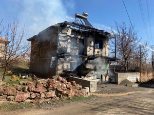 Yozgat’ta 2 Katlı Bina Alevlere Teslim Oldu