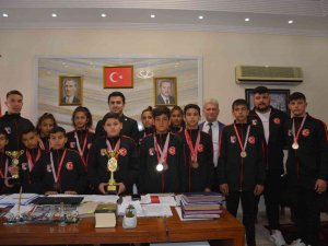 Genç Güreşçilerden Kaymakam Çelik’e Ziyaret