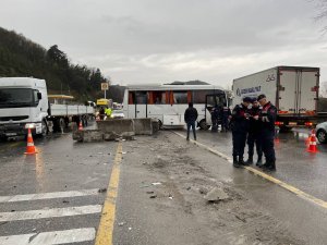 D-650’de Kontrolden Çıkan İşçi Servisi Refüje Çarptı: 3 Yaralı