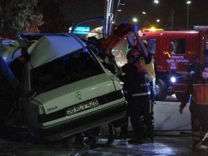 Direğe Çarpan Otomobil Hurdaya Döndü: 3 Yaralı