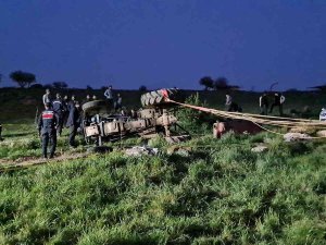 İ̇zmir’de Devrilen Traktörün Altında Kalan Karı-koca Hayatını Kaybetti