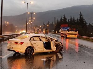 Tem’de Kontrolden Çıkan Otomobil Tırla Çarpıştı: 3 Yaralı
