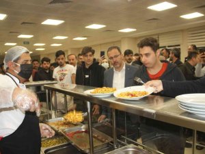 Bakan Kasapoğlu Yurtta Yemek Sırasına Girip Öğrencilerle Sahur Yaptı