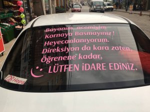 Sürücü Adayı Eşi İçin Arabasının Arkasına Yazdığı Yazı Görenleri Güldürüyor