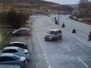 Kontrolü Kaybedip Park Halindeki Araçlara Çarptı