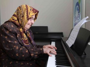 86 Yaşında Piyano Kursuna Başladı