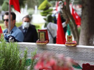 Şehit Mezarlığında Duygulandıran Plaket