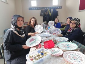 Ev Hanımları Çini Kursunda Hem Stres Atıyor Hem Aile Bütçelerine Katkıda Bulunuyor