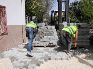 Konyaaltı’nda İş Makinalarının Giremediği Sokaklara Parke Taşı