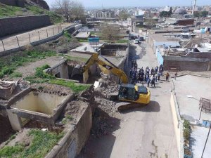 Tarihi Siverek Kalesi’nin Eteğindeki Kamulaştırılan Binaların Yıkımına Başlandı