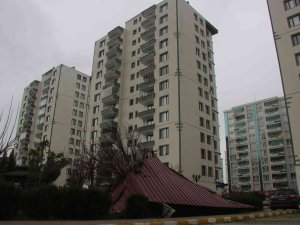 Diyarbakır’da Şiddetli Rüzgar 1 Tonluk Çatıyı Uçurdu