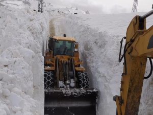 Yüksekova’da 8 Metrelik Kar Tünelleri