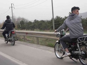 Trafikteki Tehlikeli Yolculuk Görenleri Şoke Etti: Akan Trafikte Motosikleti Halatla Çekti