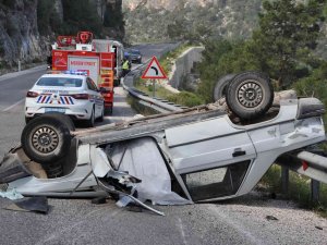 Mersin’de Freni Patlayan Otomobil Bariyere Çarpıp Takla Attı: 1 Ölü, 3 Yaralı