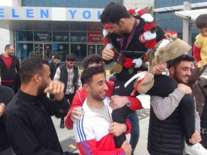 Avrupa Şampiyonu Güreşçi Davul Zurna Eşliğinde Karşılandı