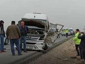Öğrenci Servisi İle Tır Çarpıştı: 4 Yaralı