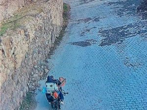 Motosikletle Kaçan Ev Hırsızları Jasat’tan Kaçamadı