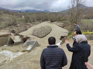 Sel, Menfez Konularak Geçiş Sağlanan Köprüye Zarar Verdi