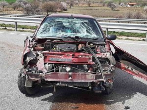 Otomobil Bariyerlere Çarptı: 2 Yaralı