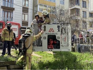 Çekmeköy’de Apartman Dairesi Yandı, Mahsur Kalan 6 Kişiyi İtfaiye Kurtardı