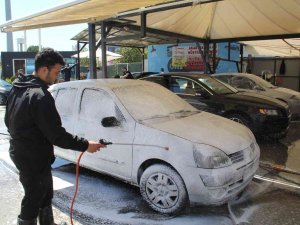 İ̇zmir’de Çamur Yağdı; Oto Yıkamacılarda Yoğunluk Yaşandı