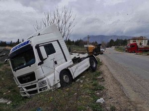 Frenleri Boşalan Cam Madeni Yüklü Tır Devrildi