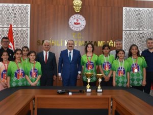 Şampiyonlar Sevinçlerini Kaymakam Sağlam İle Paylaştı