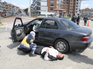 Otomobiller Kavşakta Çarpıştı: 1 Ağır Yaralı