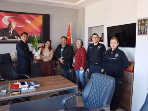 Ayvalıklı Gazetecilerden Emniyet Müdürlüğü’ne Çiçekli Jest