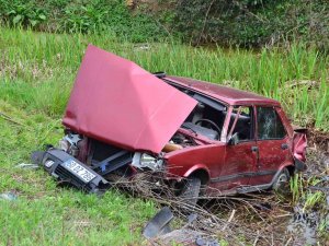 Lastiği Patlayan Otomobil Şarampole Uçtu: 1 Yaralı